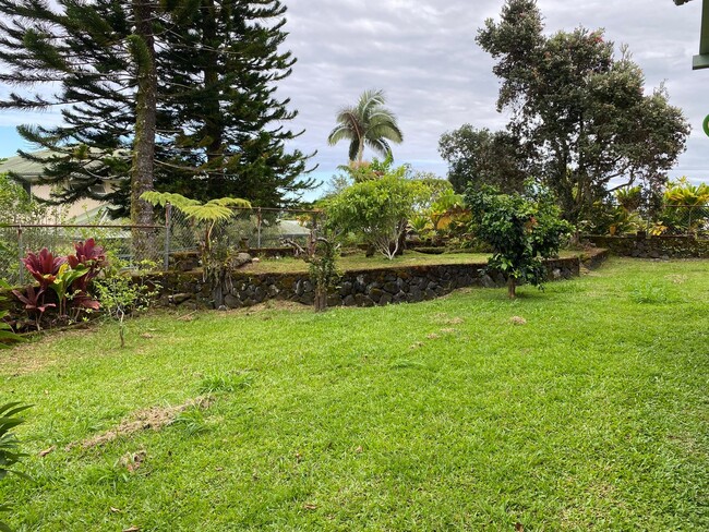 Building Photo - Kaumana Terrace Fully Furnished & Pet Frie...