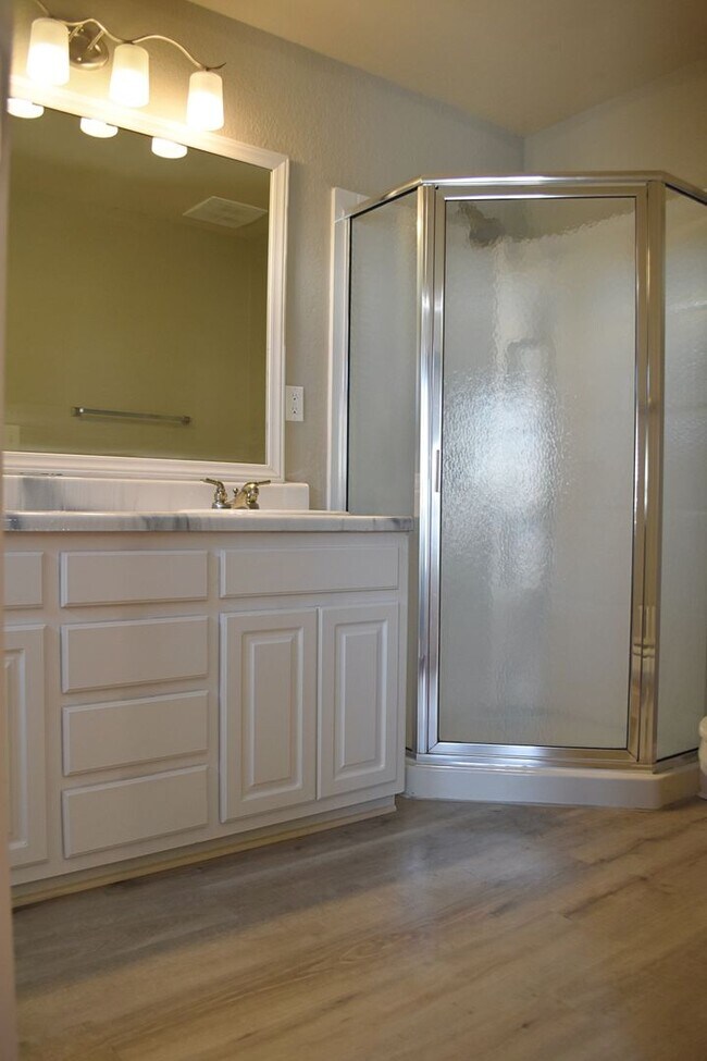 Building Photo - Freshly updated 3 Bedroom 2.5 Bath Townhouse 1 Car Garage available 3/1