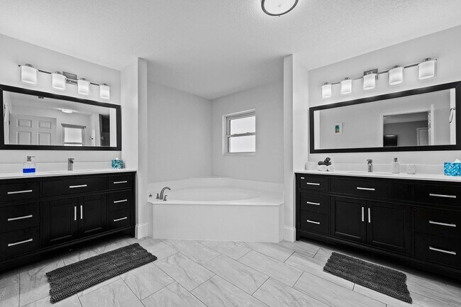 Building Photo - 13724 Lilac Pl
