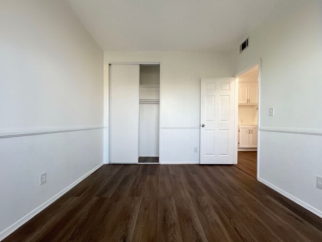 Building Photo - **555 Maine Ave #304 Long Beach** 3 bedroom 2 bath condo less than 5 miles from the beach