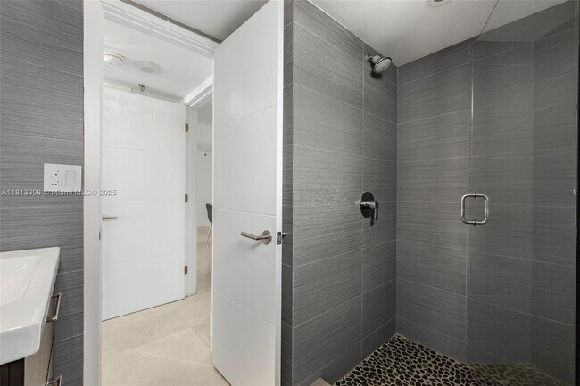 Building Photo - 2625 Collins Ave