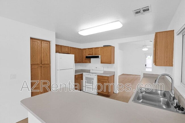 Building Photo - 882 E Monterey St