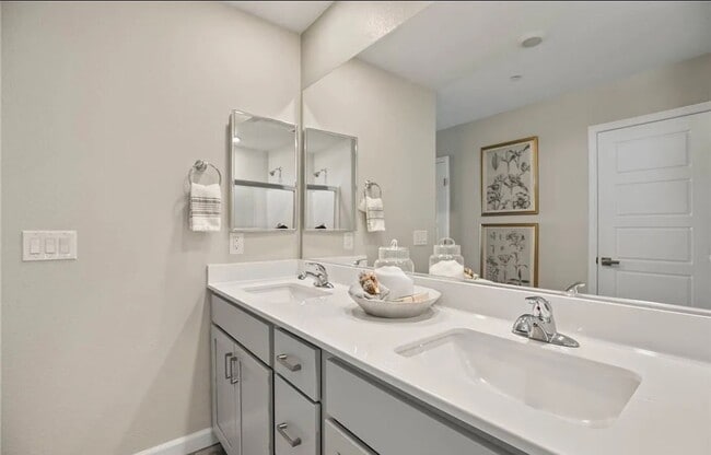 Building Photo - 2-Bedroom Brand New Furnished Townhome!