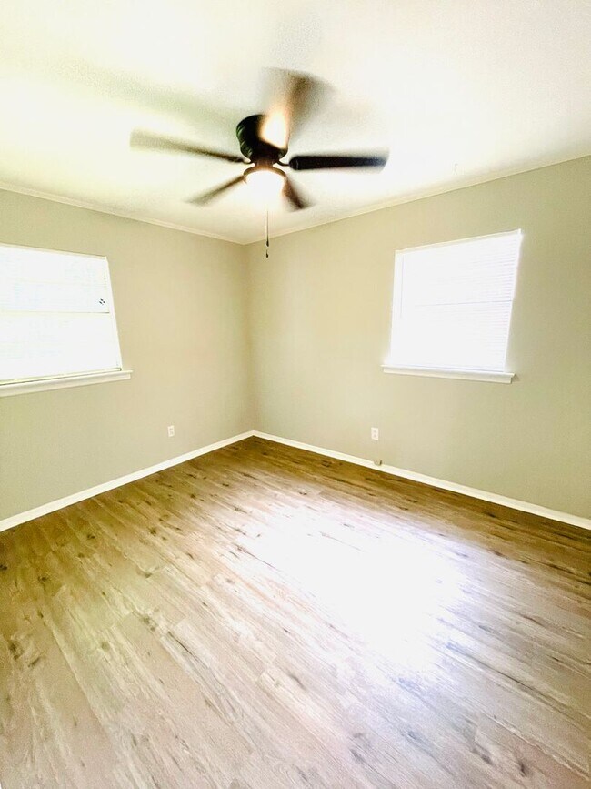Building Photo - ** 3 Bed 1 Bath located in Grove Hill Esta...