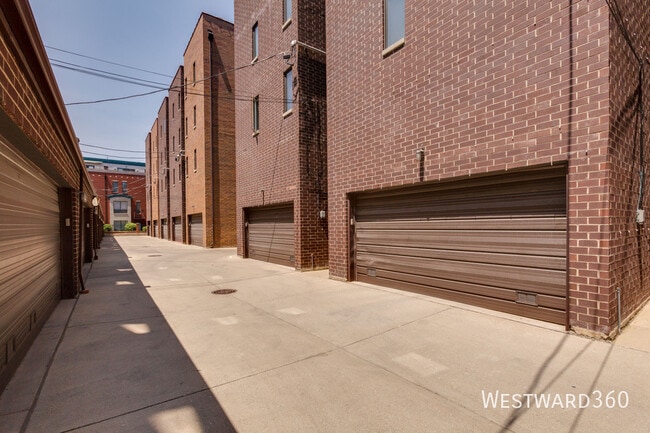 Building Photo - 1033 W Monroe St