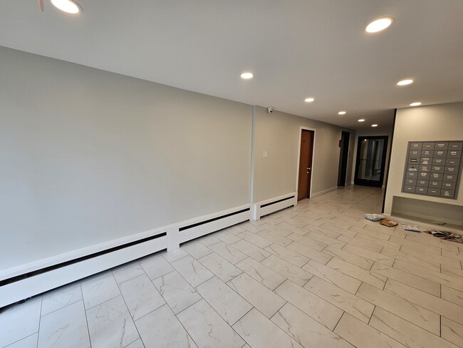 Building Photo - 5906 N Sheridan Rd