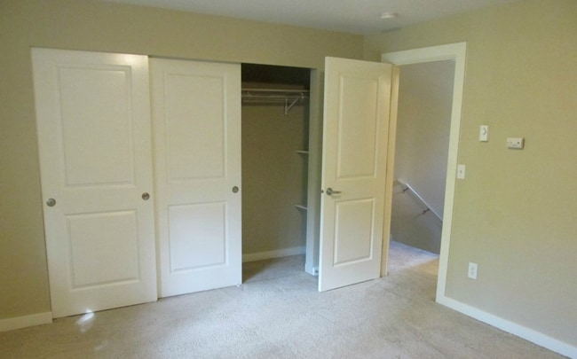 Building Photo - 1Bd/1.5Ba Everett Townhouse