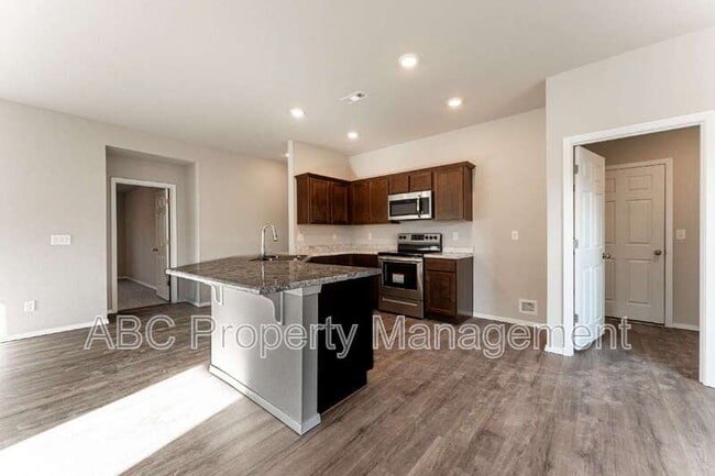 Building Photo - 4405 SW Sackett Ave