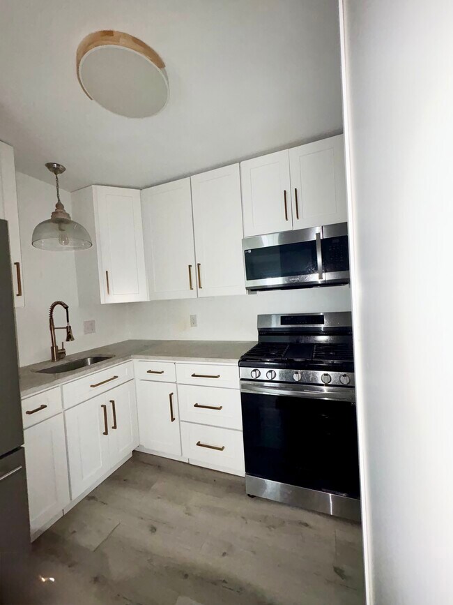 Building Photo - 9305 River Ln