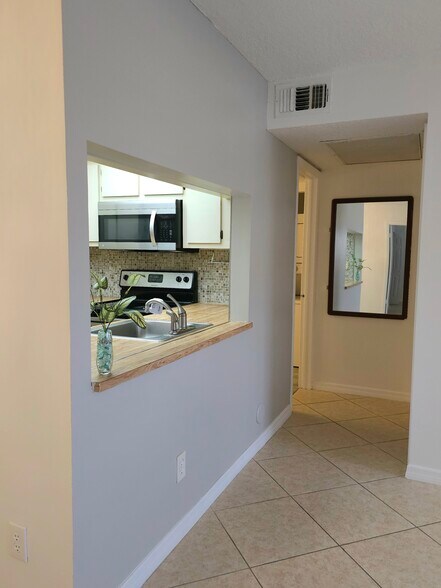 Building Photo - 10031 Winding Lake Rd