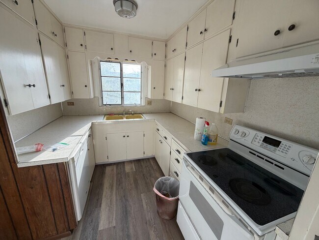 Building Photo - 3 Bedroom Home w/Large Backyard