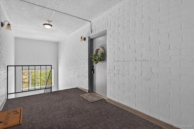 Building Photo - 1400 Golden Cir