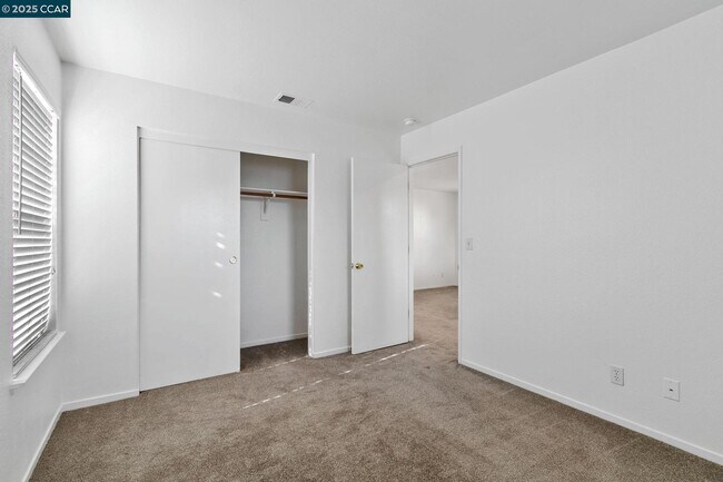 Building Photo - 3200 Puffin Cir