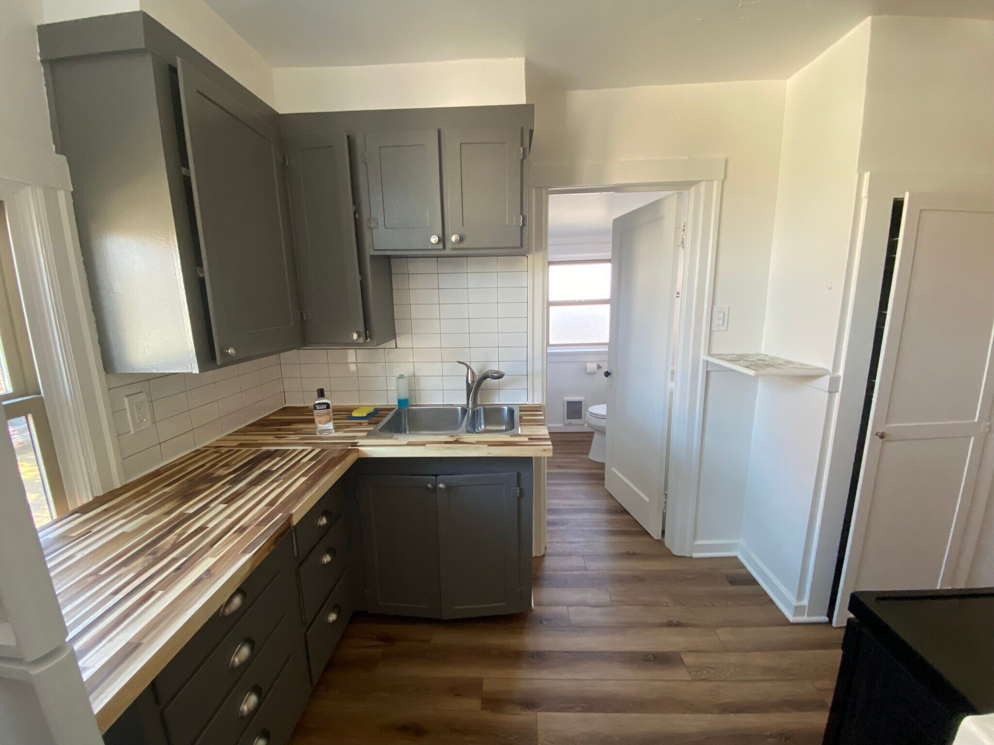 Kitchen - 1524 W Dean Ave