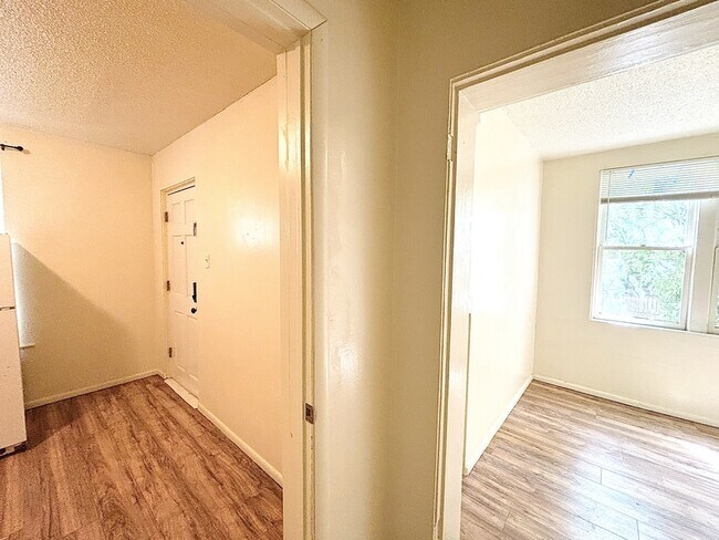 Building Photo - 560 S 600 E