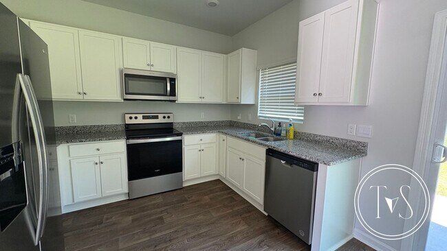 Building Photo - RATE DROP ALERT (was $2240/month) and SUMM...