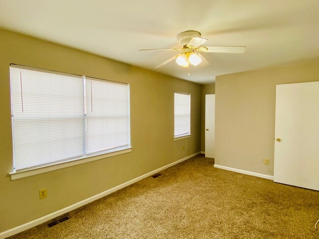 Building Photo - Adorable 3 bdrm/1.5 bath Home Located Clos...