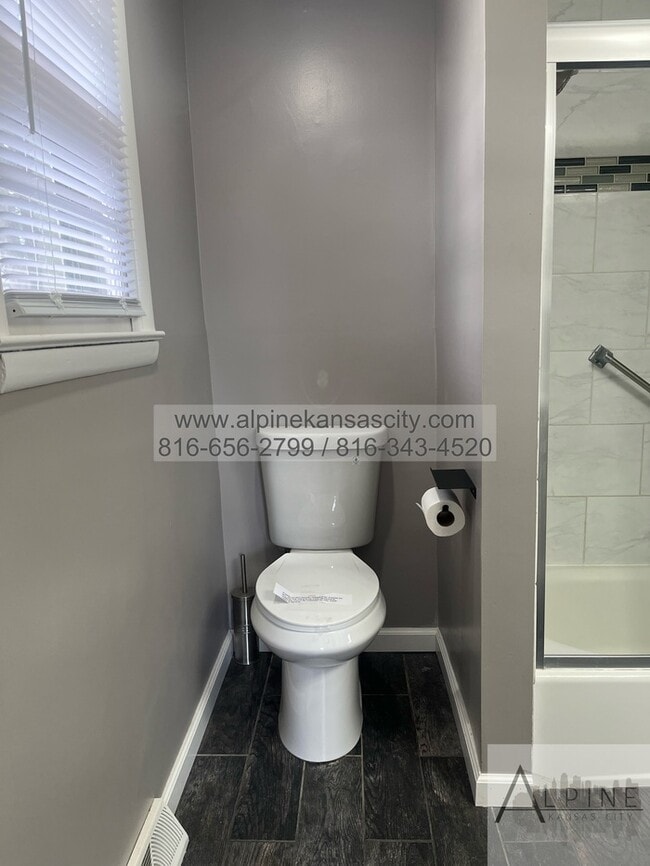 Building Photo - Available Mid January! 5 Bedrooms, PLUS Rec Room in Gladstone!