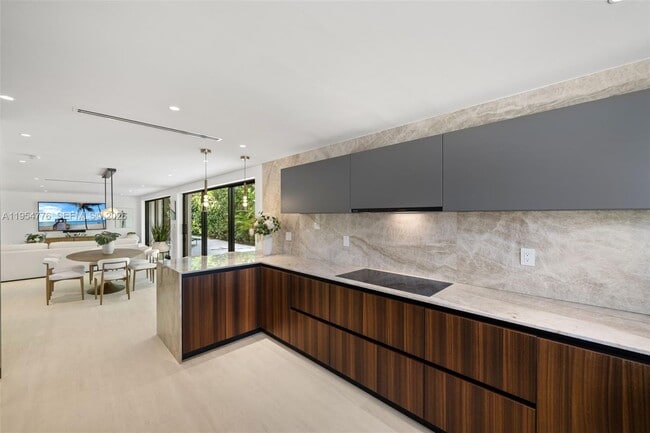 Building Photo - 222 E Rivo Alto Dr