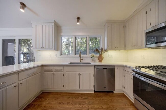 Building Photo - 922 Barton Woods Rd NE