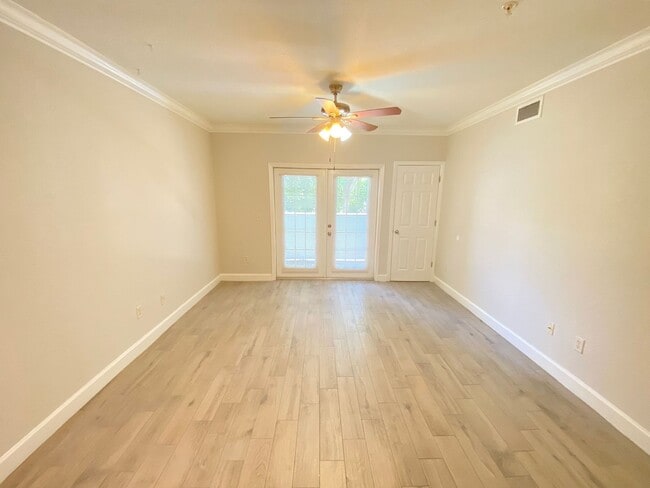 Building Photo - Downtown stunner! 1-Bed / 1-Bath in the Gr...