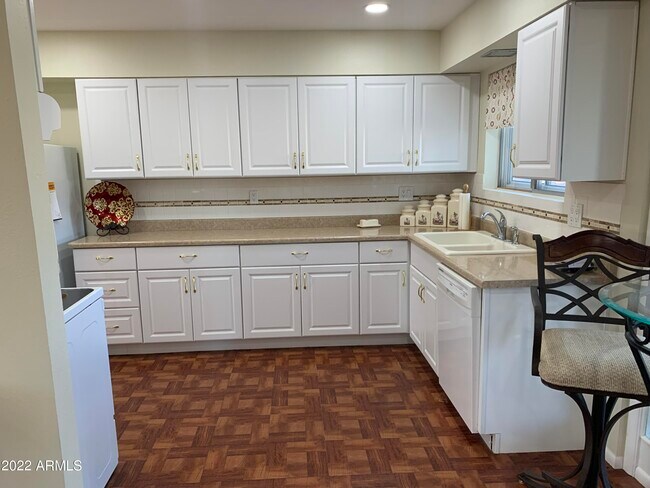 Building Photo - 10138 W Pinehurst Dr