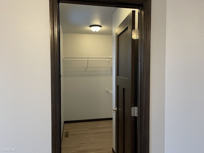 Building Photo - 4 br, 2.5 bath Townhome - Ringbaum Townhomes