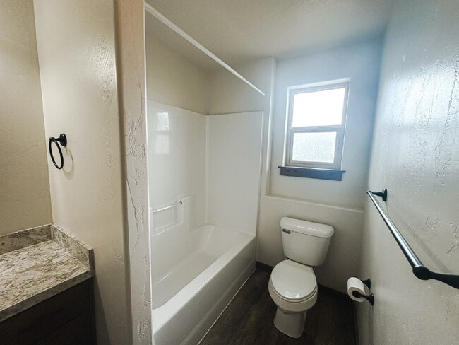 Building Photo - 3 Bedroom, 1 Bathroom Lower Level Duplex
