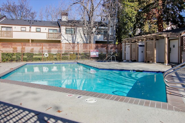 Building Photo - 1398 Meadow Ridge Cir