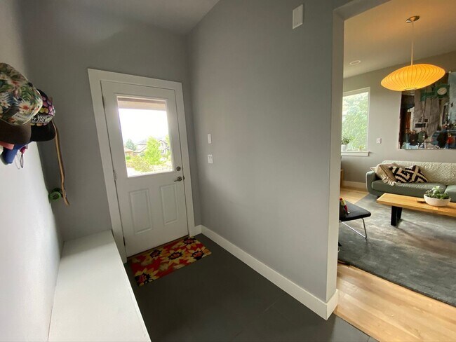 Building Photo - Gorgeous 4B/3.5B North Boulder - Available...