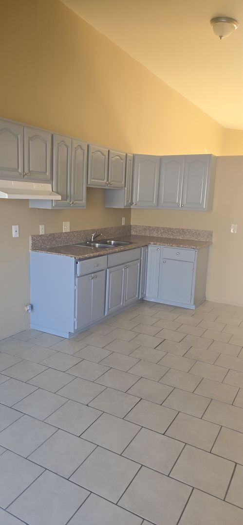 Building Photo - 821 N Vineyard Ave