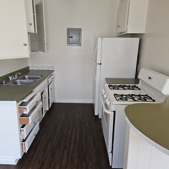 Kitchen - 8809 Etiwanda Ave