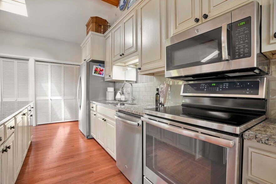 Building Photo - 13014 Schoolhouse Dr