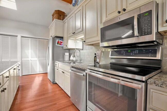 Building Photo - 13014 Schoolhouse Dr