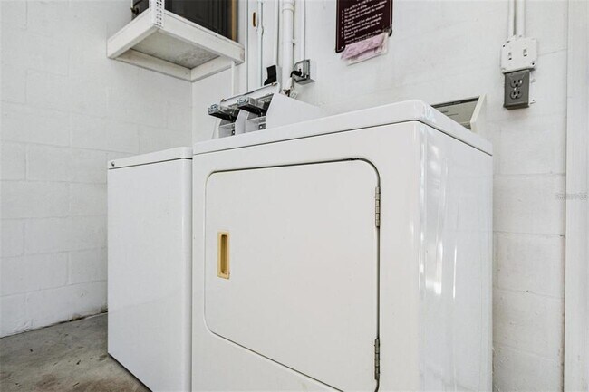 Building Photo - 7057 Sunset Dr S