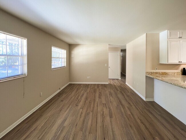 Building Photo - RECENTLY UPDATED 4/2 House with in Pine Estates - Available August