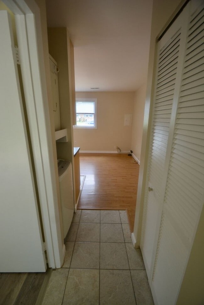 Building Photo - Great - 1 BEDROOM - Bright Open Floor Plan !!