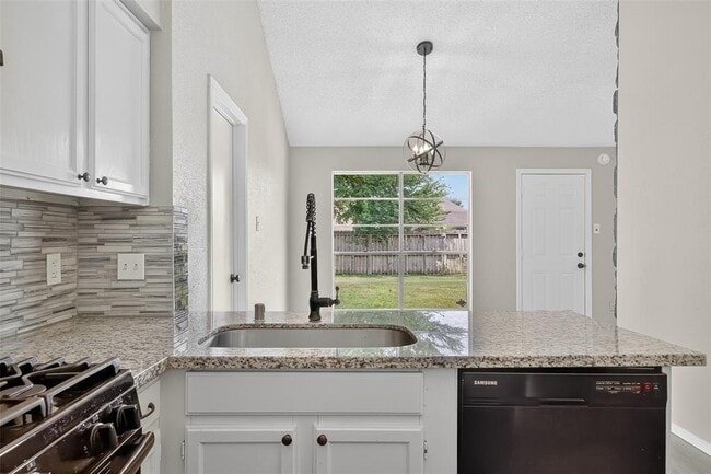Building Photo - 10606 Forest Leaf Dr