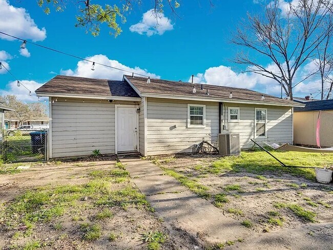 Building Photo - 4208 Wiman Dr
