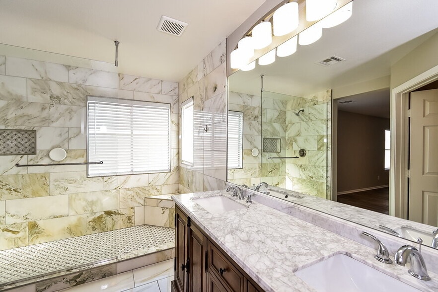 Building Photo - 8429 Shady Pines Dr