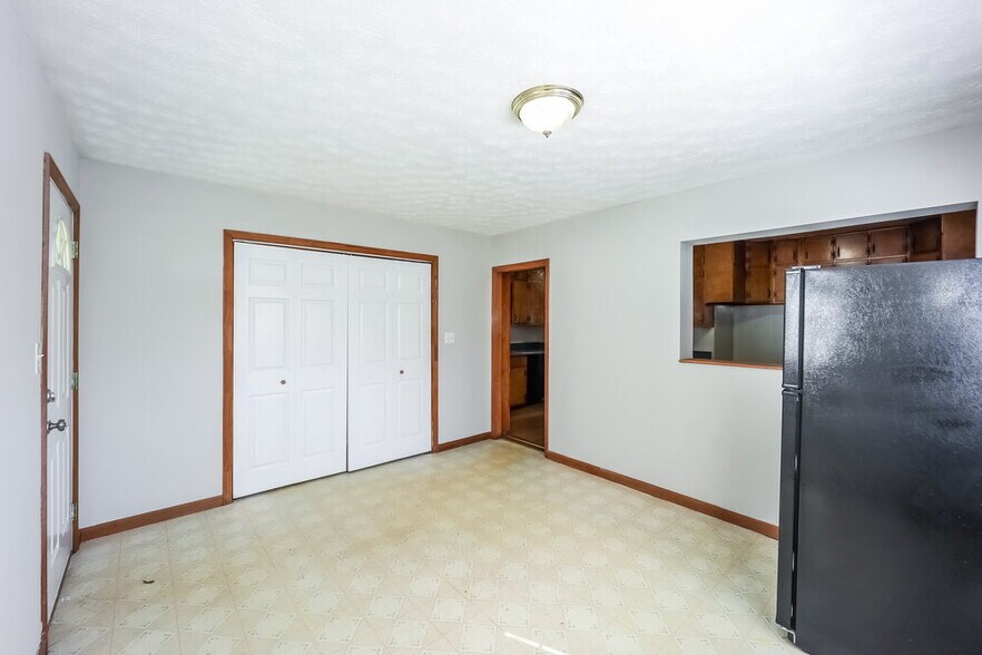 Building Photo - 5299 Sharon St