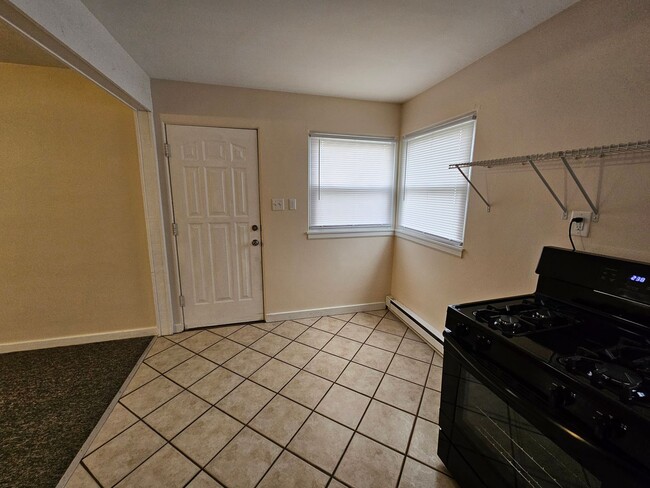 Building Photo - 1 bed, 1 bath, Close to ND