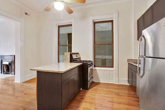 Building Photo - 2050 W North Ave