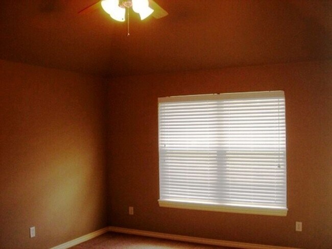 Building Photo - Open Plan - Edmond Schools - Must See