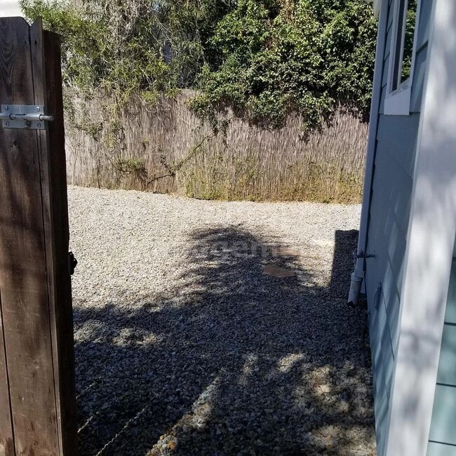 Building Photo - ***Remodeled, Charming 2 bed / 2 bath Bung...