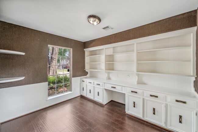 Building Photo - 1823 Saddlecreek Dr