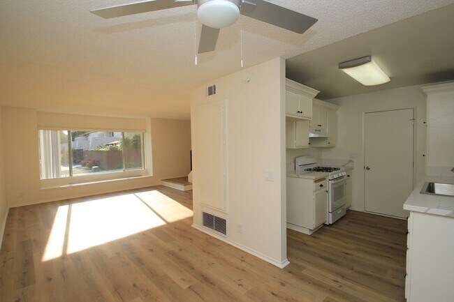 Building Photo - For Rent: Upgraded 3-Bedroom Condo in Todd...