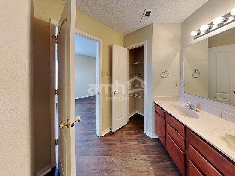 Building Photo - 6768 W Littleton Dr