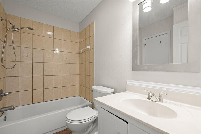 Building Photo - 1404 Valleyridge Cir
