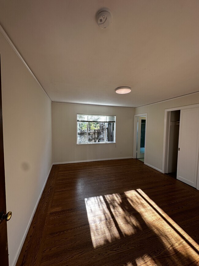 Building Photo - 2036 Braemar Rd